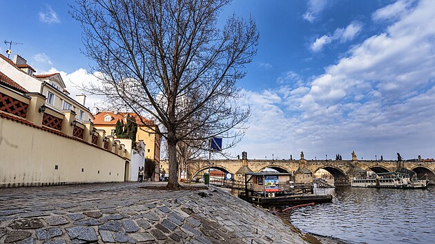 Od Karlova mostu k Lichtenštejnskému paláci po Náplavce Karla Schwarzenberga. Praha 1 navrhuje pojmenovat zhruba stometrové prostranství u Vltavy na Malé Straně po velikánovi české politiky. (11. března 2025)
