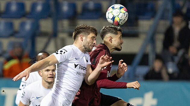 Sparťansk&yacute; &uacute;točn&iacute;k Albion Rrahmani v hlavičkov&eacute;m souboji se &Scaron;imonem Gabrielem z Liberce