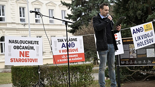 Lidé v Holešově demonstrovali proti stávajícímu vedení města. (11. března 2025)