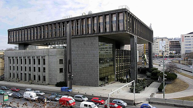 Stará budova, někdejší Federální shromáždění u Národního muzea v centru Prahy, kde americká rozhlasová stanice Svobodná Evropa/Rádio Svoboda (RFE/RL) sídlila od roku 1995. (3. března 2006)