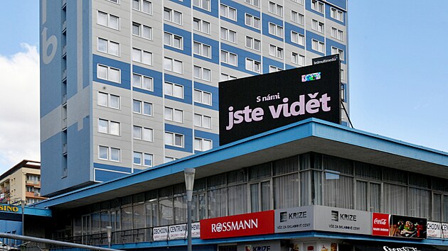 Obří reklamní LED obrazovka, která se nachází na střeše restaurace Interhotelu Bohemia na Mírovém náměstí v centru Ústí nad Labem, by měla být po mnoha letech odstraněna.