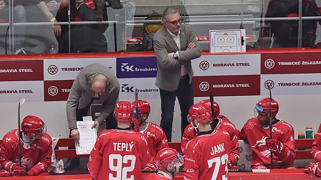 Trenér Zdeněk Moták instruuje třinecké hráče na střídačce.