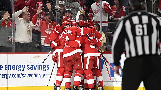 Hokejisté Detroitu oslavují gól v utkání s Vegas.