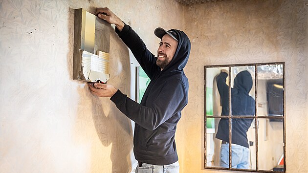 Nová výstava s názvem Small Talk čeká na návštěvníky liberecké hospody Labský zámek. Na snímku Pavel Dušek.