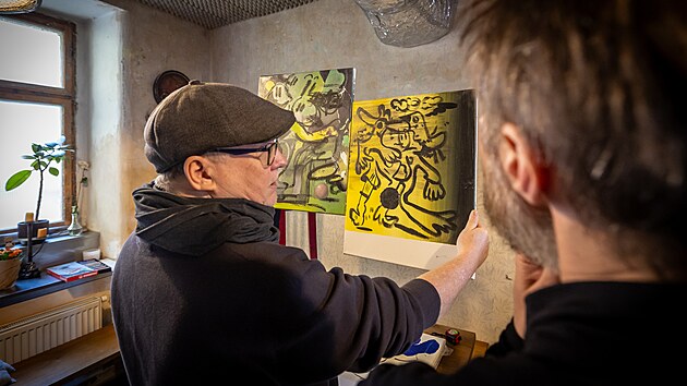 Nová výstava s názvem Small Talk čeká na návštěvníky liberecké hospody Labský zámek.