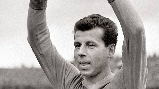 Josef Masopust s cenou Zlatý míč za rok 1962 udělovanou časopisem France Football nejlepšímu evropskému fotbalistovi. (13. března 1963)