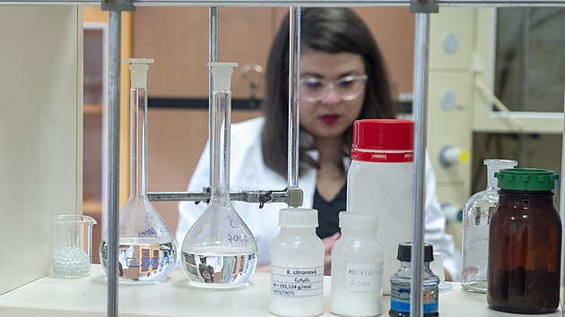 Vědci z Fakulty technologické Univerzity Tomáše Bati ve Zlíně chtějí prodloužit životnost přírodní kosmetiky. Na snímku Lucie Urbánková z Ústavu technologie tuků, tenzidů a kosmetiky FT UTB. (březen 2025)