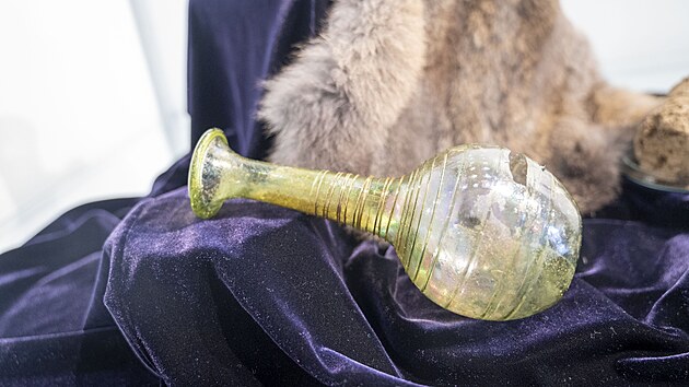 Unikátní skleněné pohárky z 5. století teď vystavuje Muzeum Kroměřížska. Našly se loni při archeologickém výzkumu v Holešově. (březen 2025)
