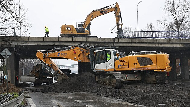 V Ostravě začala oprava mostu na velmi frekventované Rudné ulici nad dalším snad ještě více frekventovaným tahem, a to Místeckou ulicí. (14. března 2025)