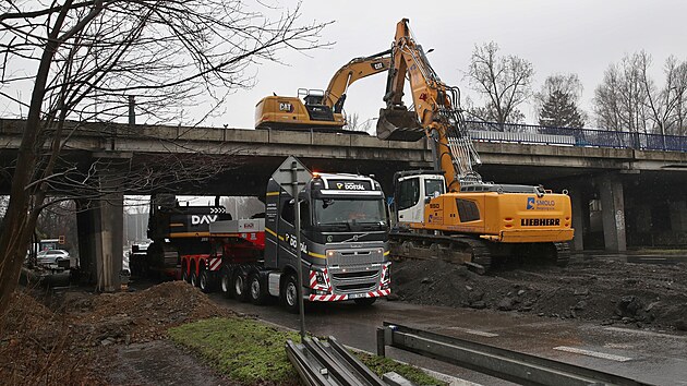 V Ostravě začala oprava mostu na velmi frekventované Rudné ulici nad dalším snad ještě více frekventovaným tahem, a to Místeckou ulicí. (14. března 2025)