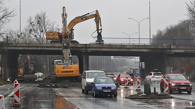 V Ostravě začala oprava mostu na velmi frekventované Rudné ulici nad dalším snad ještě více frekventovaným tahem, a to Místeckou ulicí. (14. března 2025)