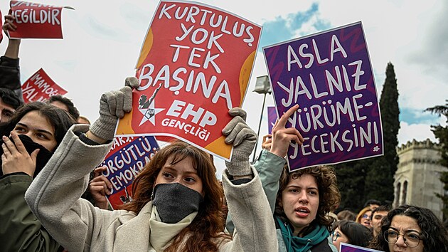 Turci protestují proti zatčení istanbulského primátora Ekrema Imamoglua. (19. března 2025)
