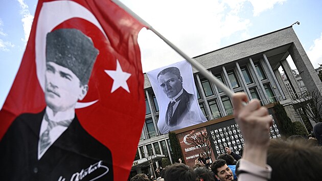 Turci protestují proti zatčení istanbulského primátora Ekrema Imamoglua. (19. března 2025)