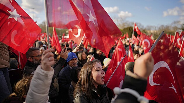 Turci protestují proti zatčení istanbulského primátora Ekrema Imamoglua. (19. března 2025)