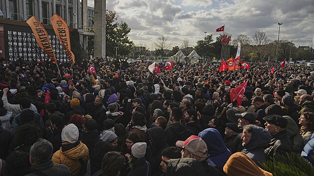 Turci protestují proti zatčení istanbulského primátora Ekrema Imamoglua. (19. března 2025)