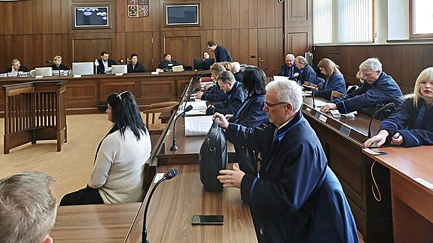 K novému soudu se na začátku týdne dostavili pouze tři z obžalovaných a patnáct obhájců.