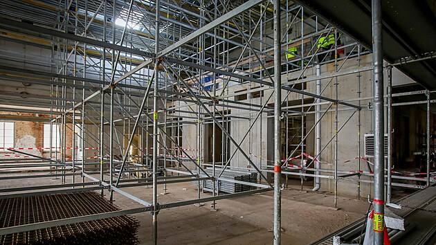 V místě, kde jsou vidět stavaři, bude balkon, pod ním hlavní sál pro koncerty a další představení.