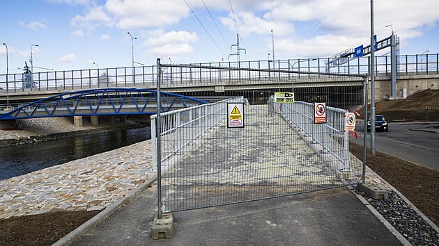 Vstup na lávku přes řeku Svitavu u brněnského Tomková náměstí je stále zavřený, i když měla začít sloužit už v roce 2022. (17. března 2025)