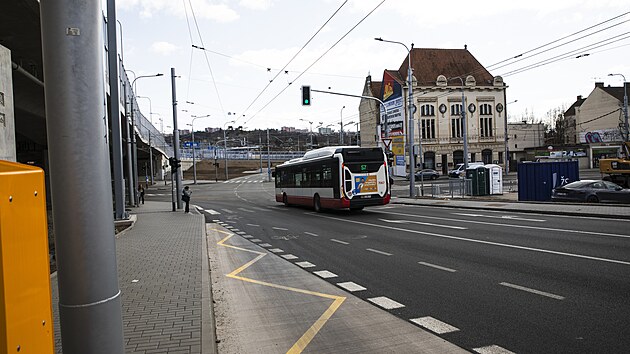 Na brněnském Tomkově náměstí se stala předmětem kritiky nová zastávka MHD ve směru do Černých Polí, která je umístěna v kopci za křižovatkou v Provazníkově ulici u estakády. (17. března 2025)