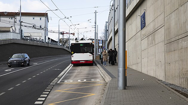 Na brněnském Tomkově náměstí se stala předmětem kritiky nová zastávka MHD ve směru do Černých Polí, která je umístěna v kopci za křižovatkou v Provazníkově ulici u estakády. (17. března 2025)
