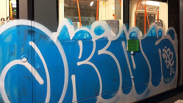 Brněnský dopravní podnik se potýká s čím dál častějším řáděním vandalů, v roce 2024 mu způsobili rekordní škodu 6,3 miliony korun.