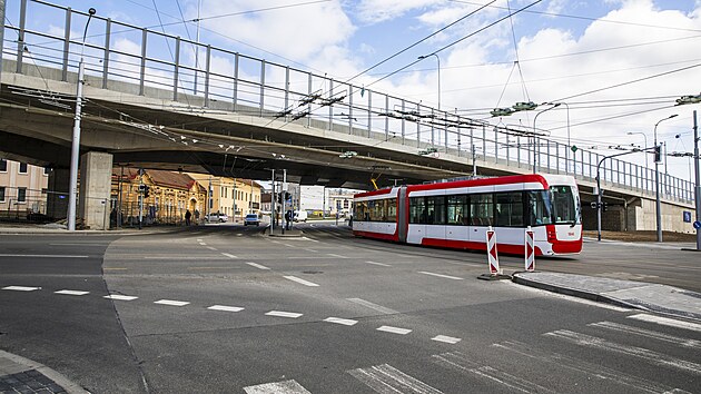 Proměna Tomkova náměstí v Brně pomohla brněnské dopravě, nová podoba místa však čelí i kritice. (17. března 2025)