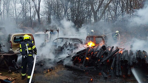 Požár uskladněného dřeva a automobilu v Opatovicích. (17.března 2025)