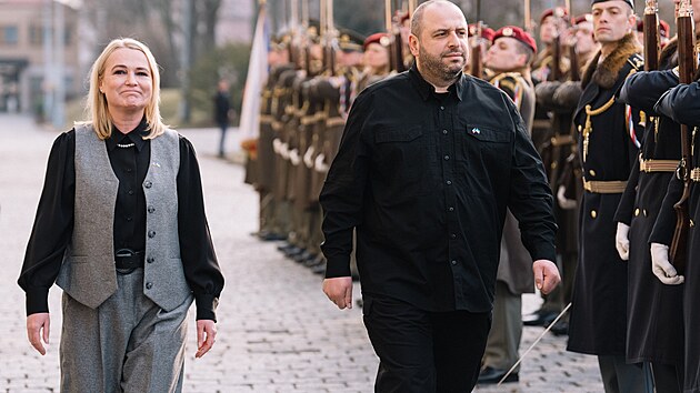 Ministryně obrany Jana Černochová (ODS) přijala v sobotu ráno v Praze ukrajinského ministra obrany Rustema Umerova. Na ministerstvu obrany ho přivítala s vojenskými poctami, zazněla česká a ukrajinská hymna. (15. března 2025)