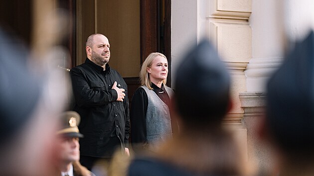 Ministryně obrany Jana Černochová (ODS) přijala v sobotu ráno v Praze ukrajinského ministra obrany Rustema Umerova. Na ministerstvu obrany ho přivítala s vojenskými poctami, zazněla česká a ukrajinská hymna. (15. března 2025)
