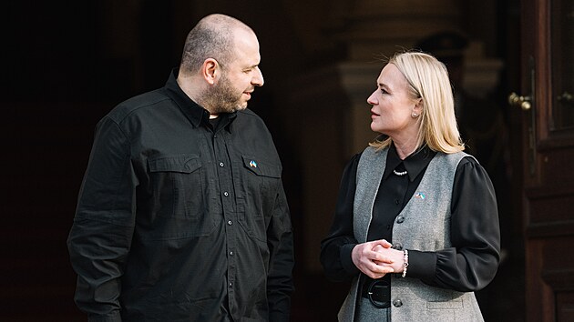Ministryně obrany Jana Černochová (ODS) přijala v sobotu ráno v Praze ukrajinského ministra obrany Rustema Umerova. Na ministerstvu obrany ho přivítala s vojenskými poctami, zazněla česká a ukrajinská hymna. (15. března 2025)