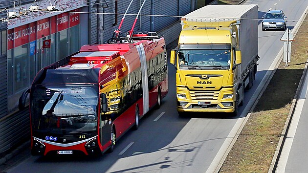 Novinka v českobudějovické MHD. Přepraví až 115 cestujících, nabízí plně nízkopodlažní přístup a díky bateriím také dojezd 12 kilometrů i mimo trolejové vedení. To je nový trolejbus Škoda 33Tr. (březen 2025)