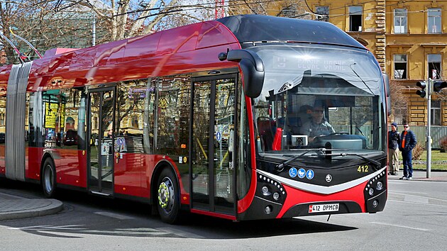 Novinka v českobudějovické MHD. Přepraví až 115 cestujících, nabízí plně nízkopodlažní přístup a díky bateriím také dojezd 12 kilometrů i mimo trolejové vedení. To je nový trolejbus Škoda 33 Tr. (březen 2025)