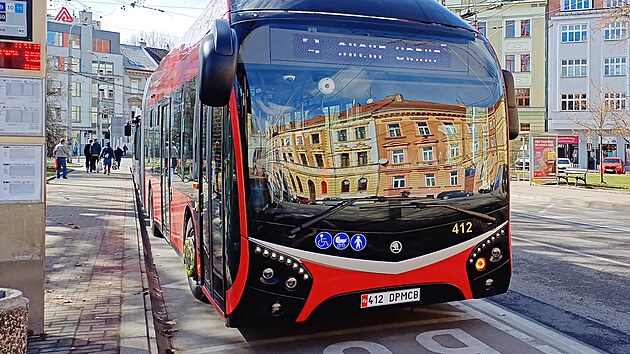 Novinka v českobudějovické MHD. Přepraví až 115 cestujících, nabízí plně nízkopodlažní přístup a díky bateriím také dojezd 12 kilometrů i mimo trolejové vedení. To je nový trolejbus Škoda 33 Tr. (březen 2025)