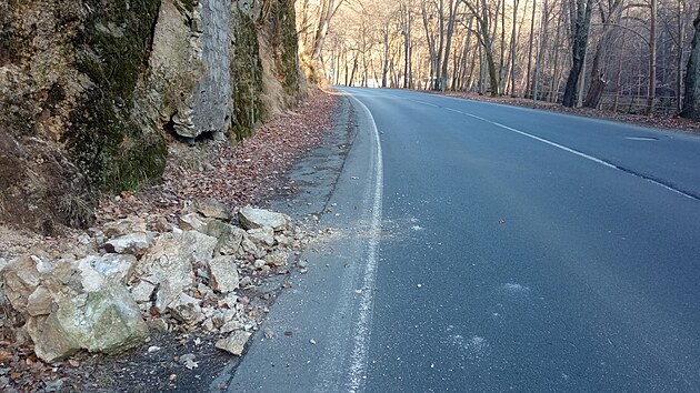 Část Slovenské ulice v Karlových Varech je až do odvolání pro dopravu uzavřená. Na vozovku se sesunul svah. (18. března 2025)