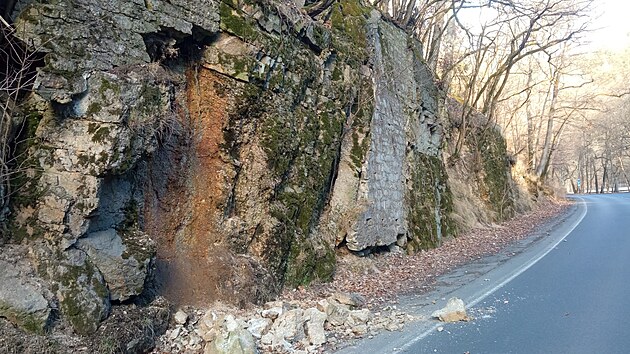 Část Slovenské ulice v Karlových Varech je až do odvolání pro dopravu uzavřená. Na vozovku se sesunul svah. (18. března 2025)
