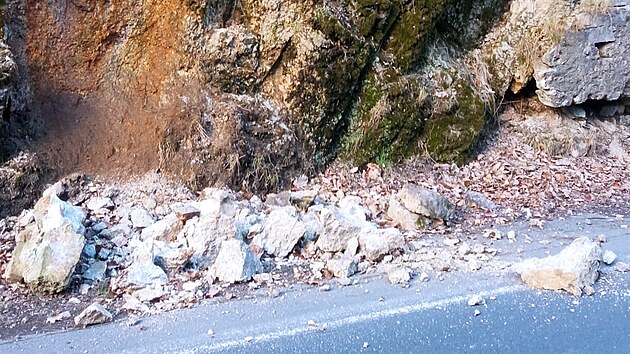 Část Slovenské ulice v Karlových Varech je až do odvolání pro dopravu uzavřená. Na vozovku se sesunul svah. (18. března 2025)