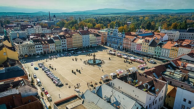 Jeden z nejznámějších pohledů na centrum Budějovic. Podle historiků se město nezačalo stavět zcela „na zelené louce“, jak se traduje.