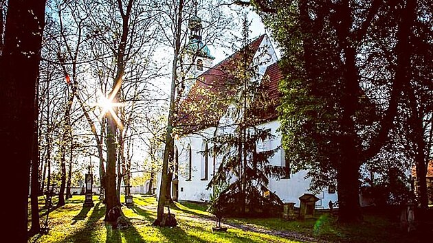 Kostel sv. Jana Křtitele a sv. Prokopa se zbytky staroměstského hřbitova. Okolo se v 70. letech zbouralo staré město, které ustoupilo stavbě Pražského sídliště.