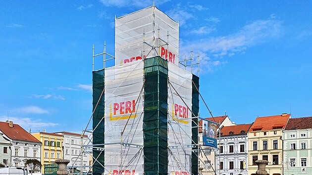 Samsonovu kašnu nyní zakrývá lešení s ochrannými sítěmi. Práce jsou naplánované až do poloviny května.