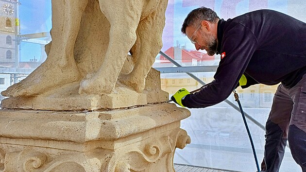 Sochaři musejí vyspravit řadu spár a dát sem nový speciální tmel.