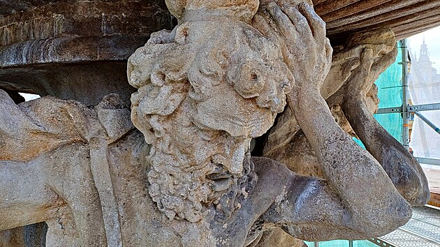 Takový detailní pohled na hlavy Atlantů, kteří nesou ozdobnou mušli, se nenaskytne každý den.