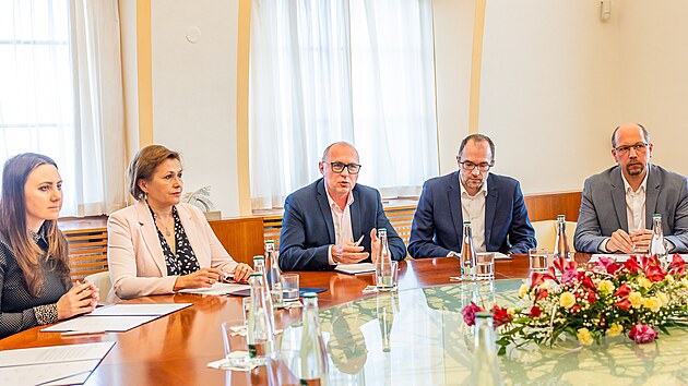 Nové vedení Královéhradeckého kraje v čele s hejtmanem Petrem Koletou (ANO) představilo priority svého čtyřletého funkčního období. Rada kraje v Hradci Králové slavnostně podepsala programové prohlášení. (17. března 2025)