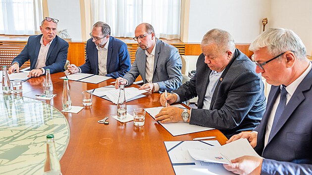 Nové vedení Královéhradeckého kraje v čele s hejtmanem Petrem Koletou (ANO) představilo priority svého čtyřletého funkčního období. Rada kraje v Hradci Králové slavnostně podepsala programové prohlášení. (17. března 2025)