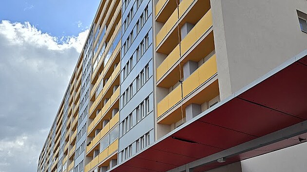 Policie zasahuje na Benešově třídě, kde po pádu z okna zemřel člověk.