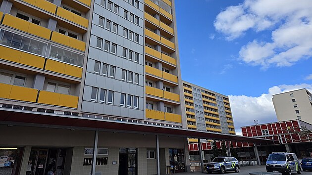 Policie zasahuje na Benešově třídě, kde po pádu z okna zemřel člověk.