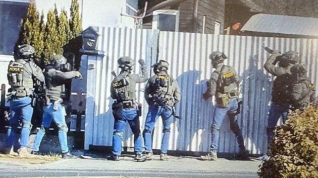 Snímek ze zadržení jednoho z recidivistů podezřelých ze série vloupání, asistovala při něm i zásahová jednotka.