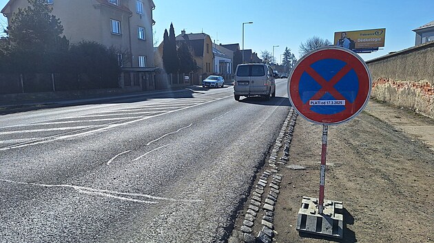 Jeden a půl kilometru dlouhý úsek průtahu Šternberkem čeká kvůli jeho špatnému stavu oprava.