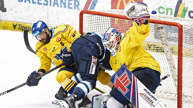 Závar před českobudějovickou brankou v pátém utkání předkola play off s Libercem.