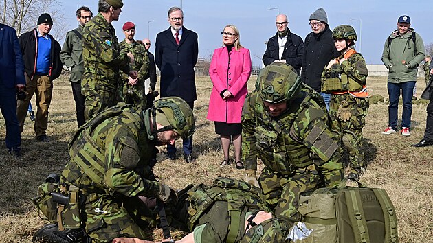 Ministryně obrany Jana Černochová a premiér Petr Fiala při návštěvě žateckých kasáren (12. března 2024)
