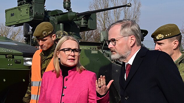 Ministryně obrany Jana Černochová a premiér Petr Fiala při návštěvě žateckých kasáren (12. března 2024)
